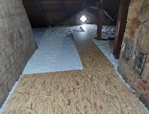 Zateplení stropu obecního domu pomocí foukané izolace